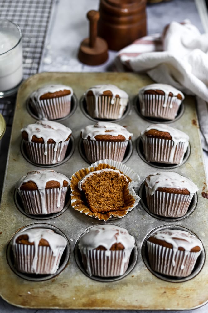 gingerbread-muffins-with-vanilla-bean-glaze